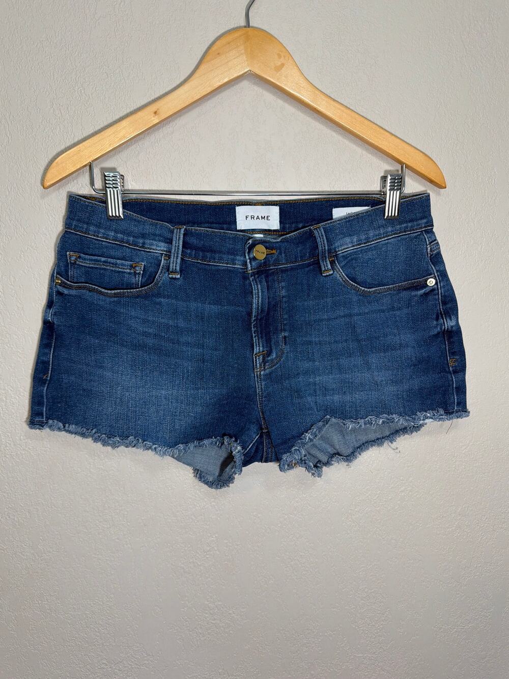 FRAME Le Cutoff ‘Williams’ Denim Shorts raw hem medium blue wash SZ 28